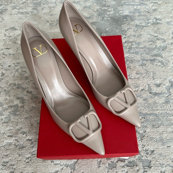 New Valentino Garavani V-Logo Pumps - Picture 2 of 11